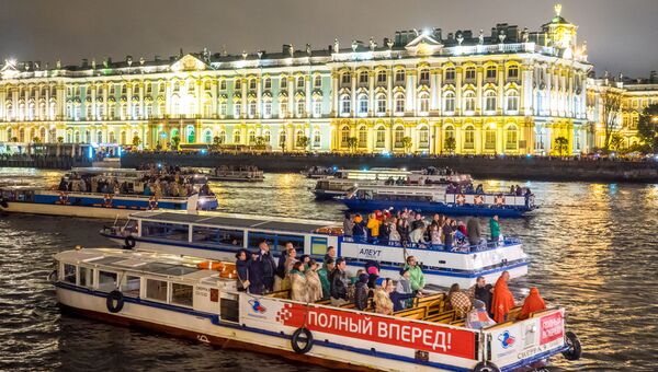 Прогулочные катера во время разведения Дворцового моста в Санкт-Петербурге Прогулочные катера во время разведения Дворцового моста в Санкт-Петербурге