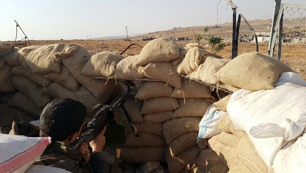 Боец сирийской армии на высоте, где расположена воинская часть ПВО на юге Алеппо Боец сирийской армии на высоте, где расположена воинская часть ПВО на юге Алеппо