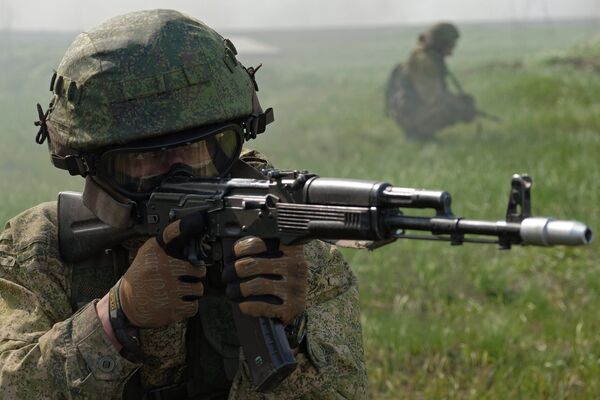 Военнослужащий подразделения специального назначения во время испытаний на право ношения голубого берета на базе учебного центра 3-й отдельной бригады спецназа ГРУ в Самарской области Военнослужащий подразделения специального назначения во время испытаний на право ношения голубого берета на базе учебного центра 3-й отдельной бригады спецназа ГРУ в Самарской области