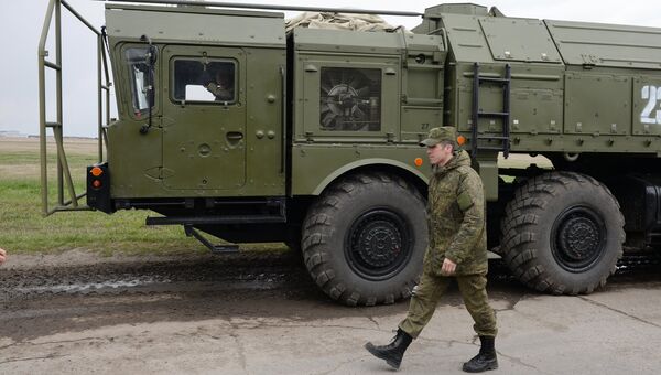 Военнослужащий у оперативного-тактического комплекса Искандер. Архивное фото Военнослужащий у оперативного-тактического комплекса Искандер. Архивное фото