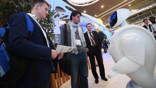 Участники у робота Promobot на выставке в рамках форума Открытые инновации - 2016 в Сколково Участники у робота Promobot на выставке в рамках форума Открытые инновации - 2016 в Сколково