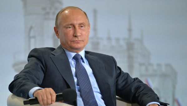Президент РФ Владимир Путин на пленарном заседании регионального Форума действий Общероссийского народного фронта в Ялте. 26 октября 2016 Президент РФ Владимир Путин на пленарном заседании регионального Форума действий Общероссийского народного фронта в Ялте. 26 октября 2016