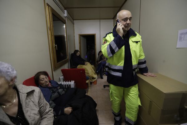 Мэр итальянского города Виссо Giuliano Pazzaglini в офисе красного креста переполненного жителями, 27 октября 2016 года Мэр итальянского города Виссо Giuliano Pazzaglini в офисе красного креста переполненного жителями, 27 октября 2016 года