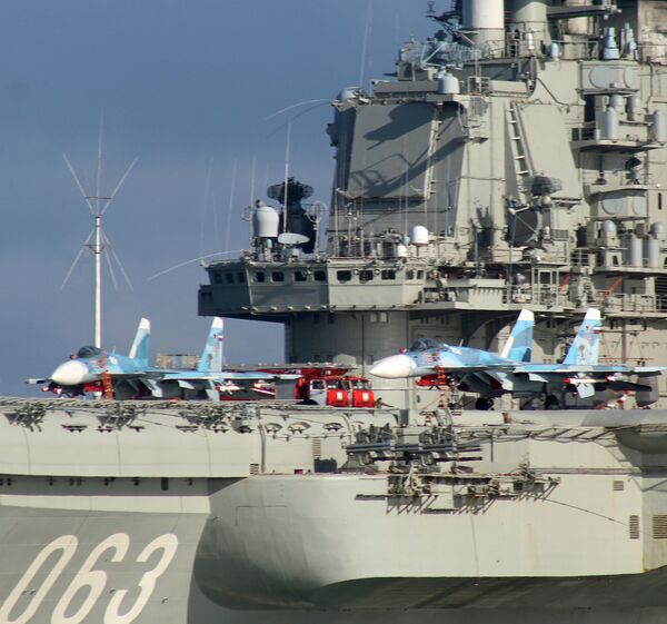 Самолеты Су-33 на борту тяжелого авианесущего крейсера Адмирал Флота Советского Союза Кузнецов во время прохода авианосной группы Северного флота России через пролив Ла-Манш Самолеты Су-33 на борту тяжелого авианесущего крейсера Адмирал Флота Советского Союза Кузнецов во время прохода авианосной группы Северного флота России через пролив Ла-Манш