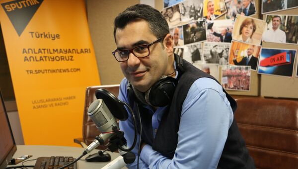 Турецкий журналист Энвер Айсевер в студии радио Sputnik Турецкий журналист Энвер Айсевер в студии радио Sputnik