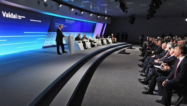 Президент РФ Владимир Путин выступает на итоговой пленарной сессии XIII ежегодного заседания Международного дискуссионного клуба Валдай в Сочи. 27 октября 2016 Президент РФ Владимир Путин выступает на итоговой пленарной сессии XIII ежегодного заседания Международного дискуссионного клуба Валдай в Сочи. 27 октября 2016