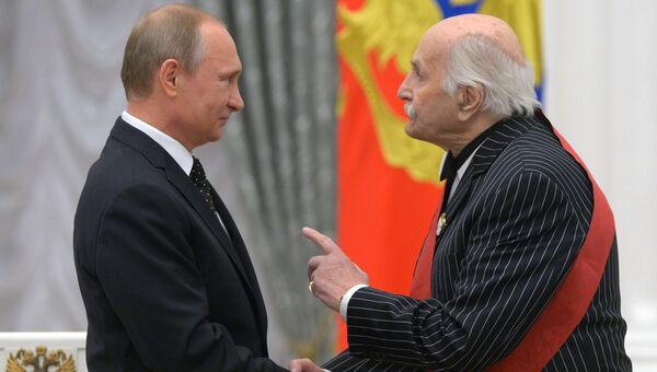 Президент России Владимир Путин и народный артист СССР Владимир Зельдин во время церемонии вручения государственных наград в Кремле Президент России Владимир Путин и народный артист СССР Владимир Зельдин во время церемонии вручения государственных наград в Кремле