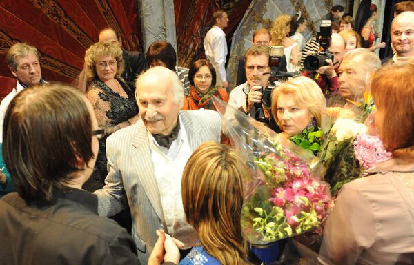 Актер Владимир Зельдин после спектакля Танцы с учителем в Центральном Театре Российской Армии Актер Владимир Зельдин после спектакля Танцы с учителем в Центральном Театре Российской Армии