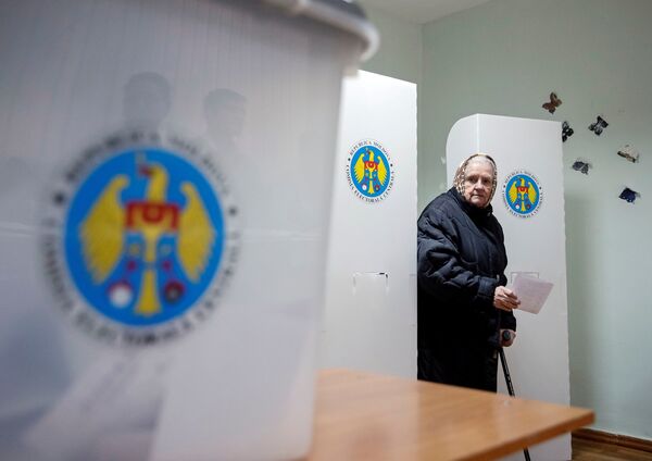 Женщина во время президенстких выборов в Кишиневе Женщина во время президенстких выборов в Кишиневе