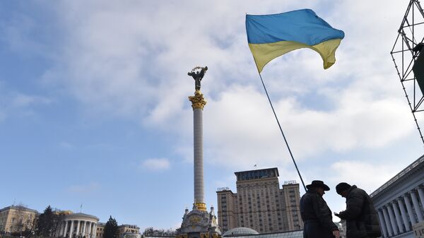 Активисты с украинским флагом на площади Независимости в Киеве Активисты с украинским флагом на площади Независимости в Киеве