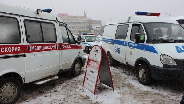 Автомобили скорой помощи и полиции на месте ДТП. Архивное фото Автомобили скорой помощи и полиции на месте ДТП. Архивное фото