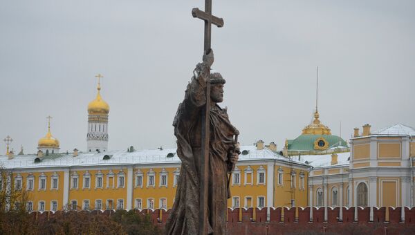 Памятник святому равноапостольному князю Владимиру на Боровицкой площади в Москве Памятник святому равноапостольному князю Владимиру на Боровицкой площади в Москве