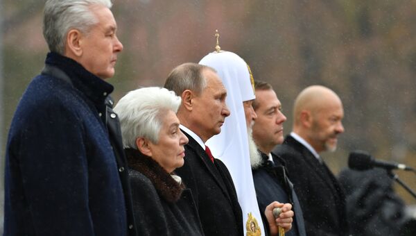 Президент РФ В. Путин и премьер-министр РФ Д. Медведев на церемонии открытия памятника князю Владимиру на Боровицкой площади в Москве Президент РФ В. Путин и премьер-министр РФ Д. Медведев на церемонии открытия памятника князю Владимиру на Боровицкой площади в Москве