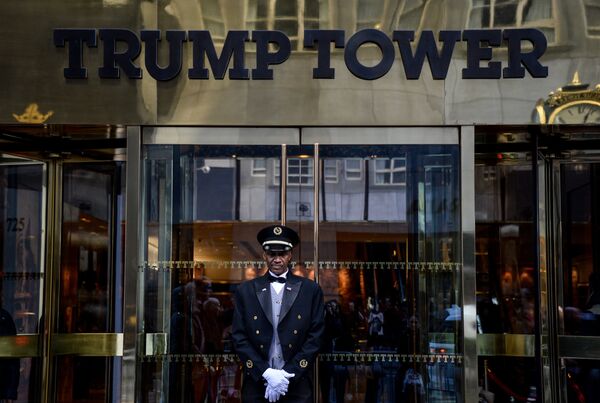 Швейцар у входа в Трамп-тауэр в Нью-Йорке Швейцар у входа в Трамп-тауэр в Нью-Йорке
