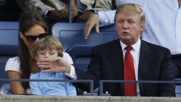 Дональд Трамп с сыном Барроном и супругой Меланьей на теннисном турнире US Open в Нью-Йорке, 8 сентября 2008 Дональд Трамп с сыном Барроном и супругой Меланьей на теннисном турнире US Open в Нью-Йорке, 8 сентября 2008