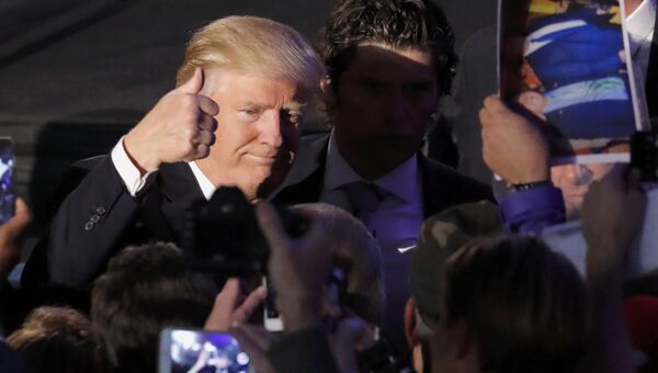 Избранный президент США Дональд Трамп приветствует сторонников в Нью-Йорке. 9 ноября 2016 Избранный президент США Дональд Трамп приветствует сторонников в Нью-Йорке. 9 ноября 2016