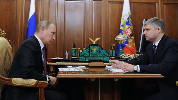Президент РФ Владимир Путин и президент ОАО РЖД Олег Белозеров во время встречи в Кремле. 9 ноября 2016 Президент РФ Владимир Путин и президент ОАО РЖД Олег Белозеров во время встречи в Кремле. 9 ноября 2016
