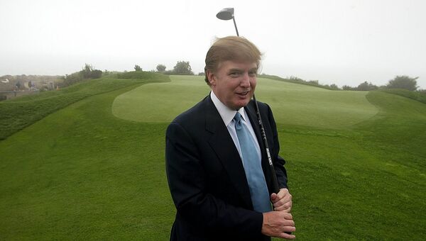 Дональд Трамп с клюшкой для игры в гольф Дональд Трамп с клюшкой для игры в гольф