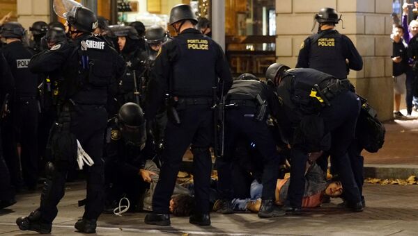 Задержание участника акции протеста в Портленде Задержание участника акции протеста в Портленде