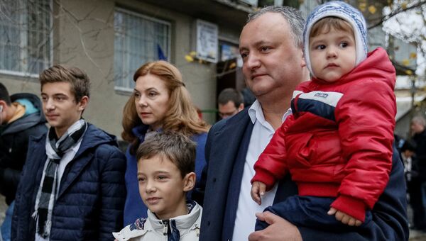 Игорь Додон с семьей на втором туре выборов президента Молдавии Игорь Додон с семьей на втором туре выборов президента Молдавии