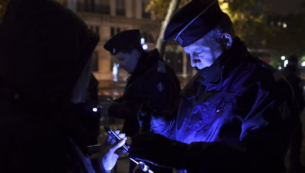 Сотрудники полиции перед началом концерта Стинга в Bataclan Сотрудники полиции перед началом концерта Стинга в Bataclan