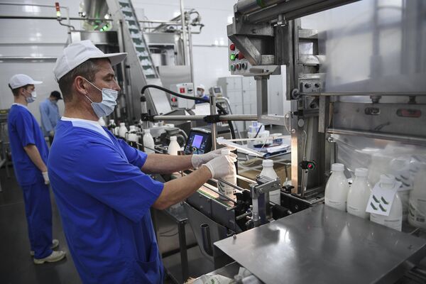 Линия розлива молочной продукции на заводе агропромышленного холдинга Братья Чебурашкины. Семейная Ферма Линия розлива молочной продукции на заводе агропромышленного холдинга Братья Чебурашкины. Семейная Ферма