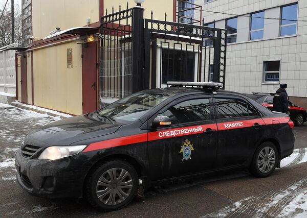 Автомобиль Следственного комитета РФ выезжает со служебной территории Автомобиль Следственного комитета РФ выезжает со служебной территории