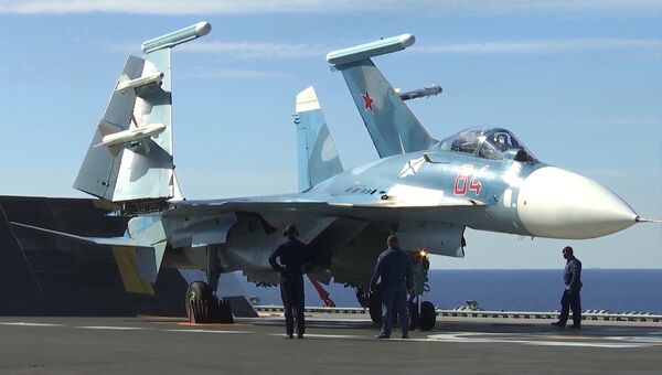 Истребитель Су-33 на палубе тяжёлого авианесущего крейсера Адмирал Флота Советского Союза Кузнецов у берегов Сирии в Средиземном море Истребитель Су-33 на палубе тяжёлого авианесущего крейсера Адмирал Флота Советского Союза Кузнецов у берегов Сирии в Средиземном море