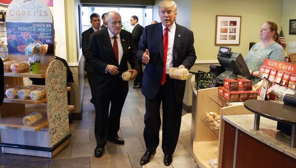 Рудольф Джулиани и Дональд Трамп в продуктовом магазине. 10 октября 2016 года Рудольф Джулиани и Дональд Трамп в продуктовом магазине. 10 октября 2016 года