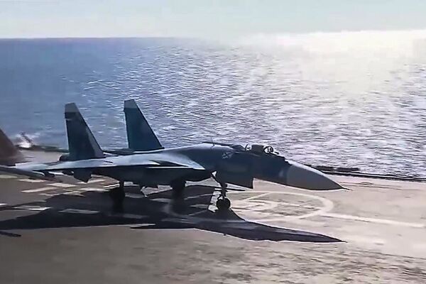 Корабельный истребитель Су-33 ВКС РФ перед взлетом с авианосца Адмирал Кузнецов для нанесения авиаудара по объектам террористов в Сирии. 17 ноября 2016 Корабельный истребитель Су-33 ВКС РФ перед взлетом с авианосца Адмирал Кузнецов для нанесения авиаудара по объектам террористов в Сирии. 17 ноября 2016