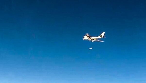Стратегический бомбардировщик-ракетоносец Ту-95МС ВКС РФ во время нанесения авиаудара крылатыми ракетами по объектам незаконных вооруженных формирований на территории Сирийской Арабской Республики Стратегический бомбардировщик-ракетоносец Ту-95МС ВКС РФ во время нанесения авиаудара крылатыми ракетами по объектам незаконных вооруженных формирований на территории Сирийской Арабской Республики