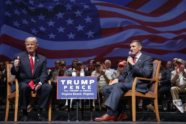 Дональд Трамп и Майкл Флинн во время предвыборной кампании. 2016 год Дональд Трамп и Майкл Флинн во время предвыборной кампании. 2016 год