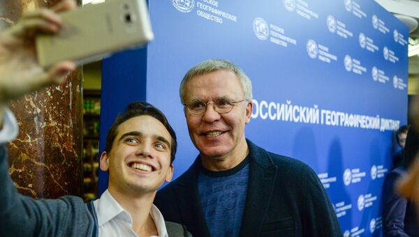 Первый заместитель председателя комитета Совета Федерации по социальной политике Вячеслав Фетисов (справа) во время Всероссийского географического диктанта в Главном здании МГУ имени М.В.Ломоносова Первый заместитель председателя комитета Совета Федерации по социальной политике Вячеслав Фетисов (справа) во время Всероссийского географического диктанта в Главном здании МГУ имени М.В.Ломоносова