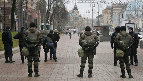 Сотрудники правоохранительных органов в центре Киева. Архивное фото Сотрудники правоохранительных органов в центре Киева. Архивное фото