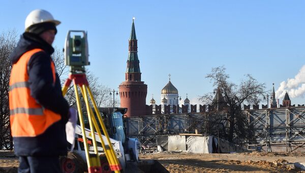 Рабочий на строительстве парка Зарядье в Москве Рабочий на строительстве парка Зарядье в Москве