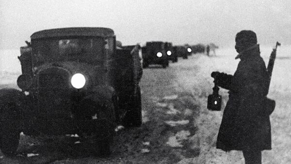 Дорога жизни в блокадный Ленинград. Кадр из фильма Романа Кармена Блокада Ленинграда Дорога жизни в блокадный Ленинград. Кадр из фильма Романа Кармена Блокада Ленинграда