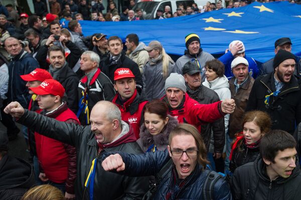 Участники митинга за подписание соглашения об ассоциации с Евросоюзом на Европейской площади в Киеве Участники митинга за подписание соглашения об ассоциации с Евросоюзом на Европейской площади в Киеве