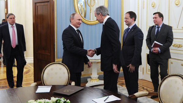 Президент РФ Владимир Путин и владелец и генеральный директор Moёt Hennessy Louis Vuitton Бернар Арно во время встречи в Кремле. 24 ноября 2016 Президент РФ Владимир Путин и владелец и генеральный директор Moёt Hennessy Louis Vuitton Бернар Арно во время встречи в Кремле. 24 ноября 2016