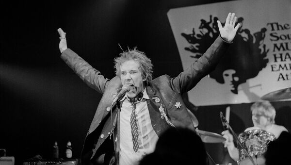 Джонни Роттен во время концерта группы Sex Pistols в Атланте, США. 1978 Джонни Роттен во время концерта группы Sex Pistols в Атланте, США. 1978