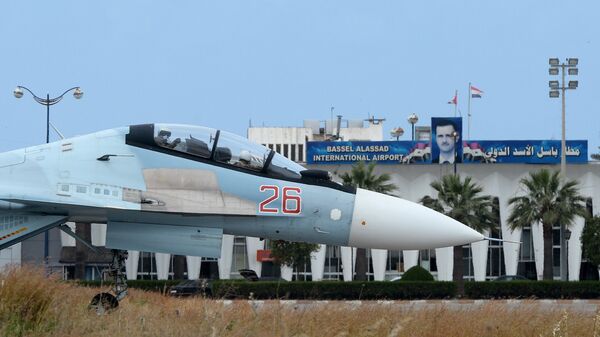 Российский самолет Су-30 на взлетно-посадочной полосе на авиабазе Хмеймим в Сирии Российский самолет Су-30 на взлетно-посадочной полосе на авиабазе Хмеймим в Сирии