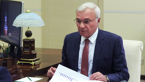 Председатель совета директоров Магнитогорского металлургического комбината (ММК) Виктор Рашников во время встречи с президентом РФ Владимиром Путиным. 29 ноября 2016 Председатель совета директоров Магнитогорского металлургического комбината (ММК) Виктор Рашников во время встречи с президентом РФ Владимиром Путиным. 29 ноября 2016