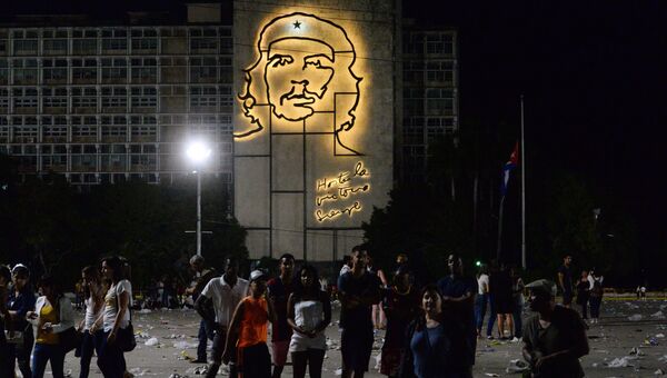Кубинцы после митинга в память об ушедшем из жизни лидером кубинской революции Фиделе Кастро на площади Революции в Гаване Кубинцы после митинга в память об ушедшем из жизни лидером кубинской революции Фиделе Кастро на площади Революции в Гаване