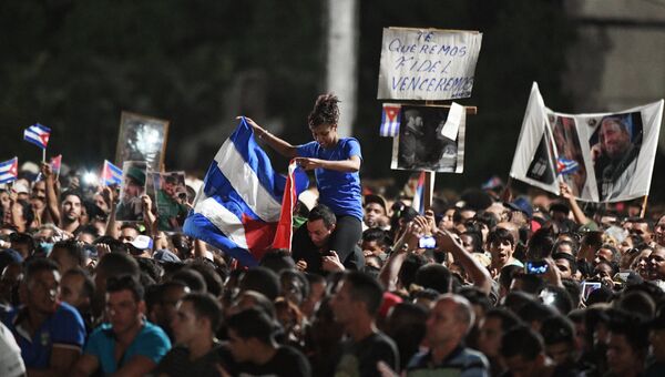 Кубинцы во время митинга в память об ушедшем из жизни лидером кубинской революции Фиделе Кастро на площади Революции в Гаване Кубинцы во время митинга в память об ушедшем из жизни лидером кубинской революции Фиделе Кастро на площади Революции в Гаване