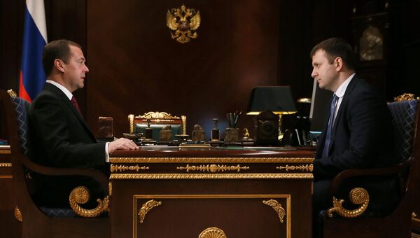 Председатель правительства РФ Дмитрий Медведев и министр экономического развития РФ Максим Орешкин во время встречи в подмосковной резиденции Горки. 30 ноября 2016 Председатель правительства РФ Дмитрий Медведев и министр экономического развития РФ Максим Орешкин во время встречи в подмосковной резиденции Горки. 30 ноября 2016