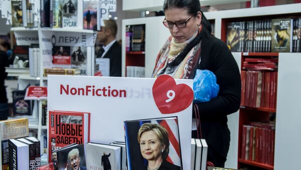 Посетители на международной ярмарке интеллектуальной литературы non/fictio№18 в ЦДХ на Крымском валу в Москве Посетители на международной ярмарке интеллектуальной литературы non/fictio№18 в ЦДХ на Крымском валу в Москве