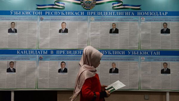 Женщина голосует на избирательном участке во время выборов президента Узбекистана Женщина голосует на избирательном участке во время выборов президента Узбекистана