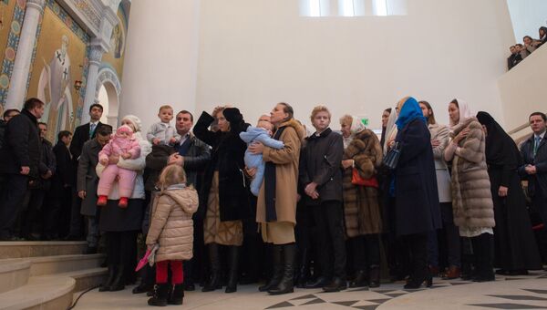 Верующие на службе в Троицком кафедральном соборе при Русском духовно-культурном центре в Париже Верующие на службе в Троицком кафедральном соборе при Русском духовно-культурном центре в Париже