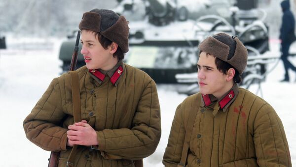 Участники военно-исторического фестиваля Главный рубеж, посвященного 75-летию битвы под Москвой, в музейно-мемориальном комплексе История танка Т-34 в Московской области Участники военно-исторического фестиваля Главный рубеж, посвященного 75-летию битвы под Москвой, в музейно-мемориальном комплексе История танка Т-34 в Московской области
