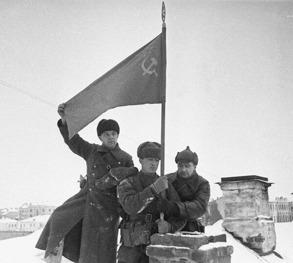 Солдаты водружают советское знамя в городе Калинин. Декабрь 1941 года Солдаты водружают советское знамя в городе Калинин. Декабрь 1941 года