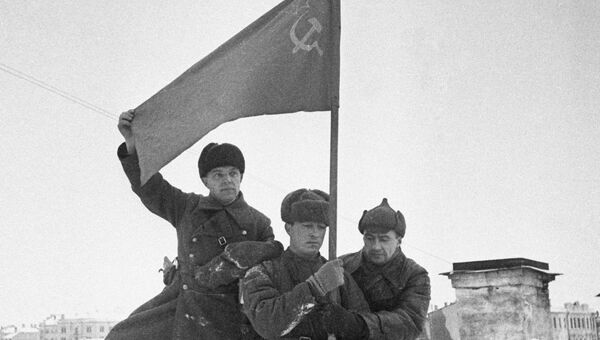 Солдаты водружают советское знамя в городе Калинин. Декабрь 1941 года Солдаты водружают советское знамя в городе Калинин. Декабрь 1941 года